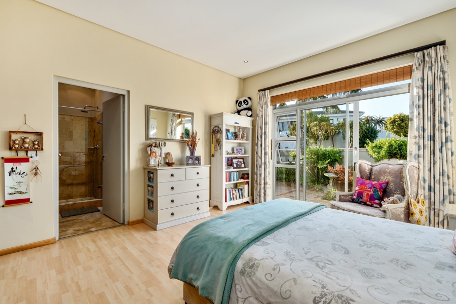 5 Bedroom Property for Sale in Sunset Links Western Cape